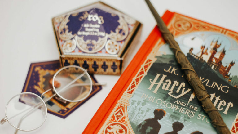 Книгата Хари Потър и Философският камък и магическа пръчка